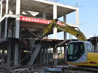 嚴(yán)厲打擊！普寧出動(dòng)鉤機(jī)2部，依法拆除2間違章建筑物！