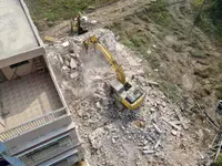 拆！普寧一宗偷建搶建加高層數(shù)的違法建筑被依法拆除！